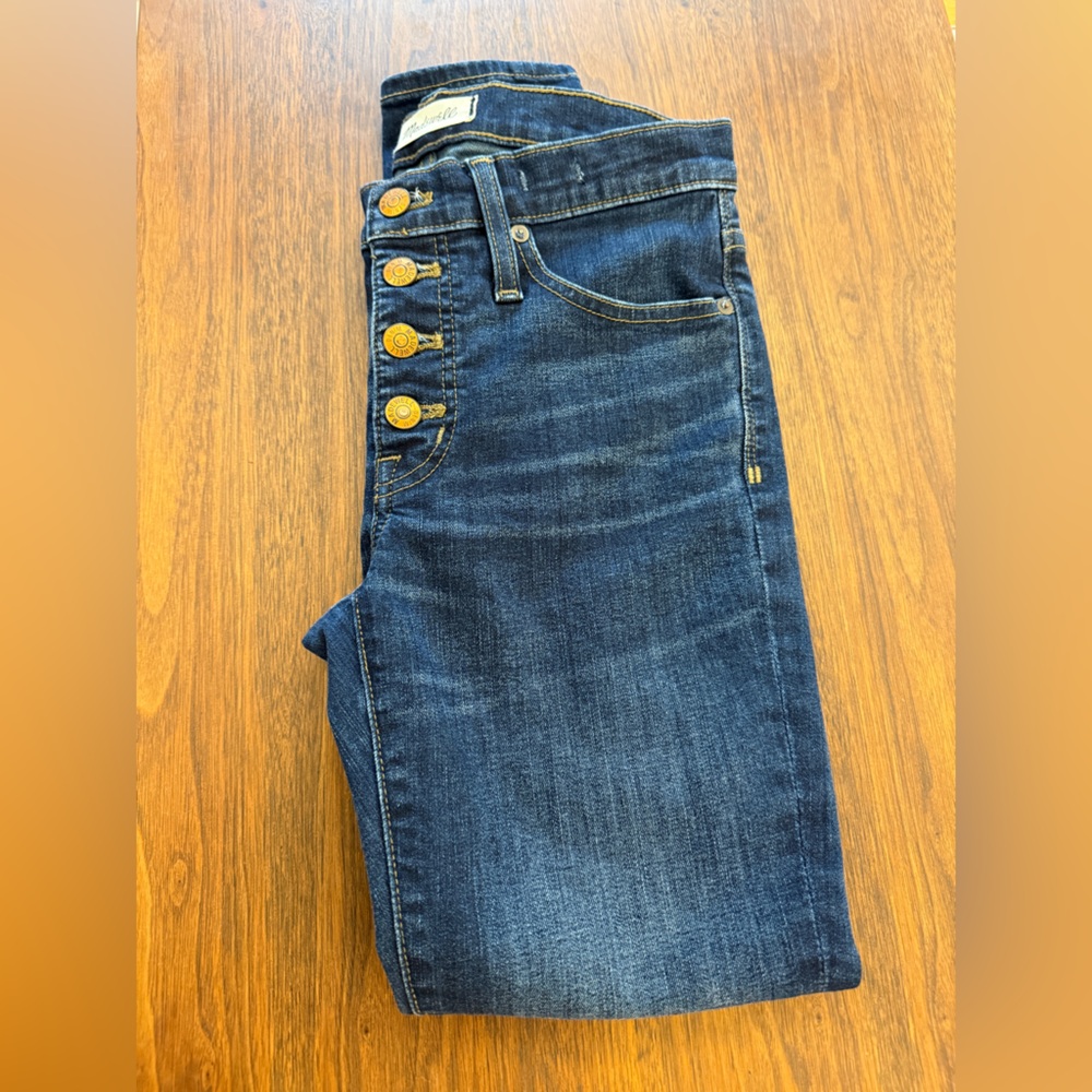 The Madewell 9" Mid-Rise Skinny Jeans in Hayes Wash: Button-Front Edition - Picture 16 of 16